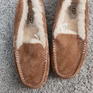 NWOT UGG Tan Suede Moccasin Slippers size 7